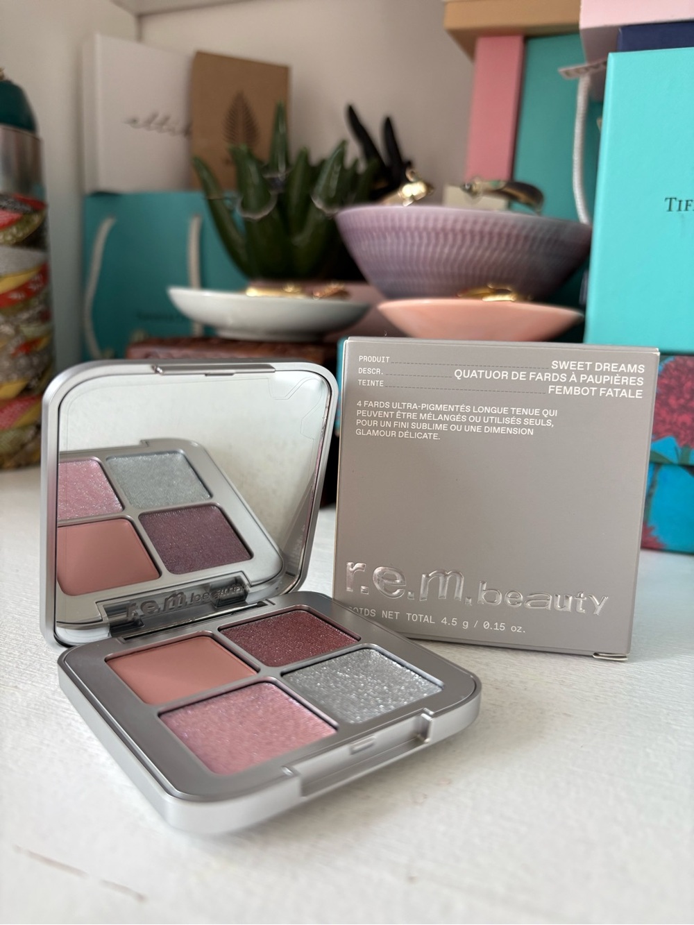 r.e.m. beauty by Ariana Grande sweet dreams eyeshadow quad in fembot fatale - Picture 3 of 9